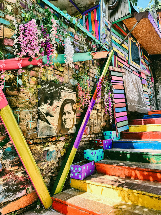 Colour, Character, and the Joy of Wandering Alone 🎨🚶‍♀️🕌