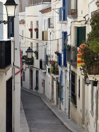 陽光、海風與氣氛：錫切斯的海濱度假勝地🇪🇸🏖️