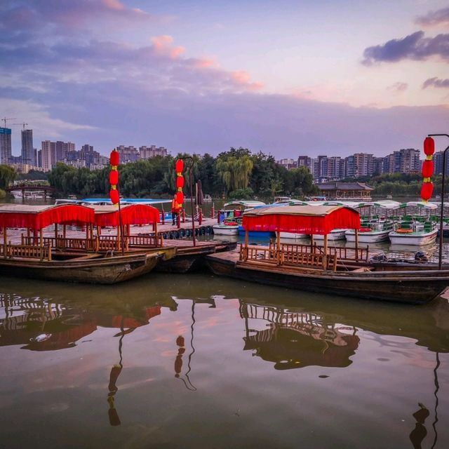 A Stunning Xi'an Lake