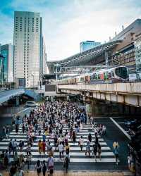 東京の都会の魅力：賑やかな街角の活気を感じよう！🏙️🇯🇵
