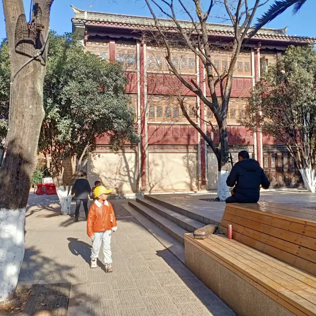 The child finished the final exam and visited Guandu Ancient Town