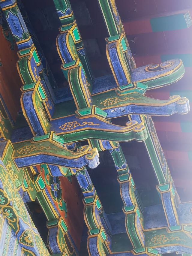 毛月色的城隍廟，琉璃覆蓋，飛簷四出