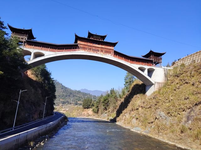 政和石圳丨廖俊波工作過的地方 福建南平市政和縣的石圳村位於政和縣石屯鎮的松源村，是一個人工鑿山開去後