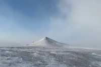 美麗雪中火山