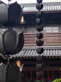 在繁華市集中尋找一個祈福的古老寺廟，在雨天漫步於香積寺