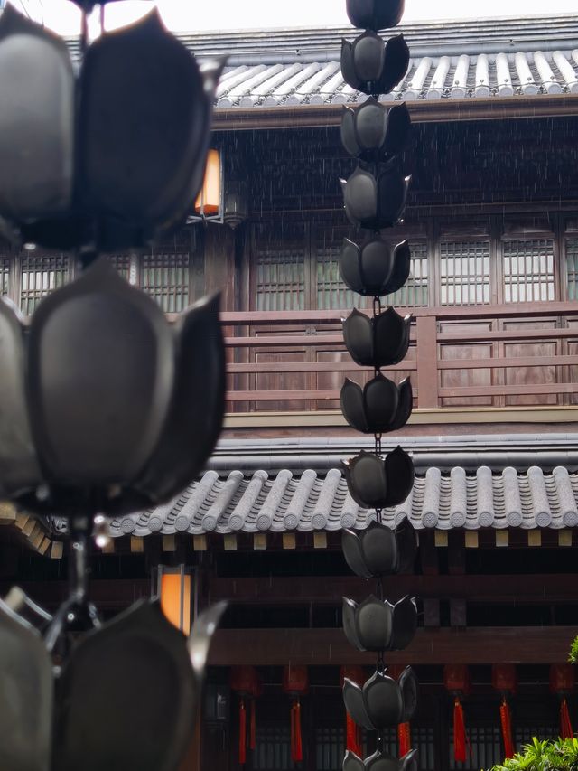 在繁華市集中尋找一個祈福的古老寺廟，在雨天漫步於香積寺