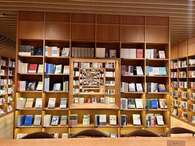 上海的這座空間書店一定要來打卡！！美爆了～超震撼DER～