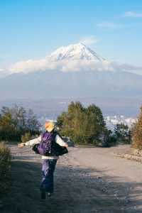 米申山徒步同時擁有城市、火山和大海的景致。