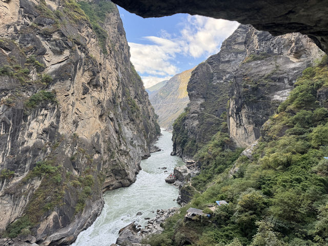 雲南｜虎跳峽峽谷徒步精華路段—— 一線天。