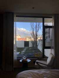 住在雪洛躺在床上就可以看到日照金山