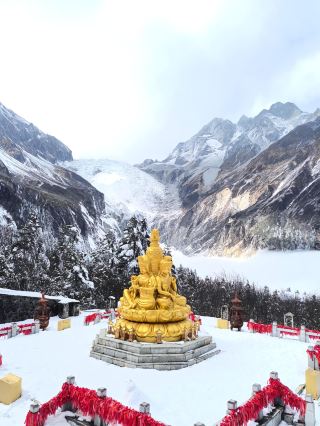 Hailuogou 협곡을 탐험하고 빙하와 숲의 마법같은 만남을 경험해보세요