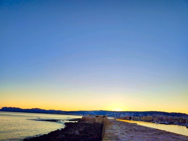 Sunrise at the Chania Lighthouse: A Breathtaking Experience 🌅🏝️