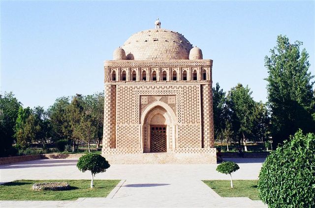 Perfect Geometry of Brick Work at the Samanid Mausoleum