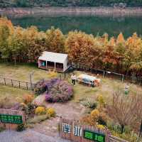 2025好去處｜一所隱匿於半山腰，緊鄰碧波蕩漾湖泊的小院落