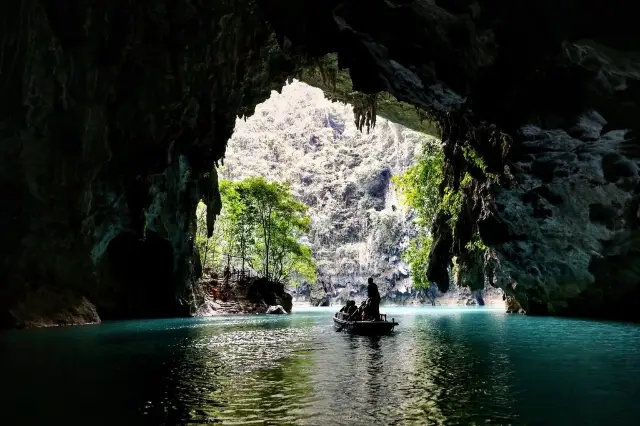 Dive into Earth's Pupil! Guangxi Sanmen Sea: A Karst Wonderland Rivaling Jiuzhaigou