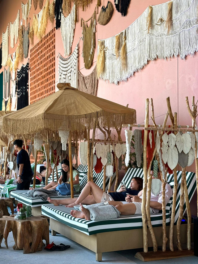 🌴曼谷商場裡的「空中海灘俱樂部」！室內泳池派對太瘋狂🌴