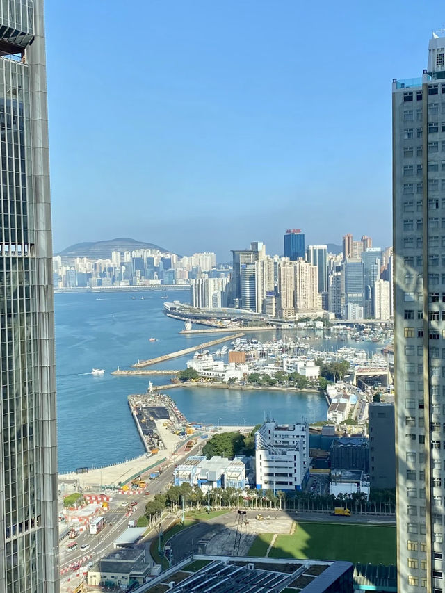 水晶縷光中的幻彩海境：香港瑞吉酒店