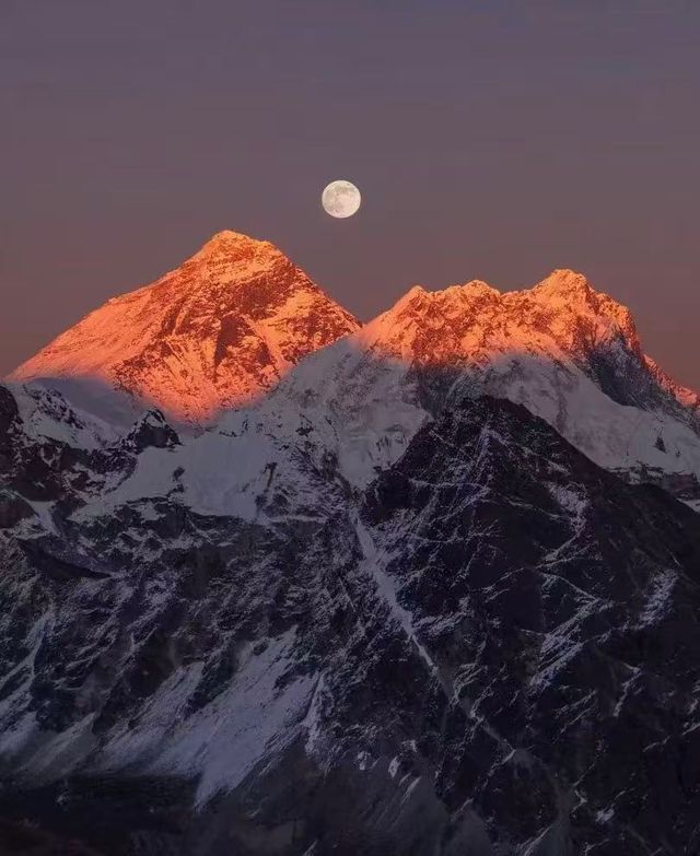 珠穆朗瑪峰日照金山，何等幸運。