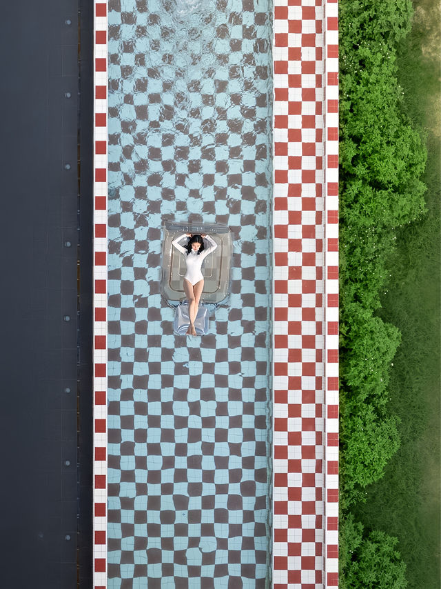 異域風的夏日私語 | 橙色城堡與棋盤泳池。