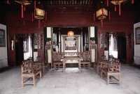 以下係一份周莊嘅遊玩介紹：   景點打卡   - 雙橋：由世德橋同永安橋組成，位於古鎮中心，形狀似匙