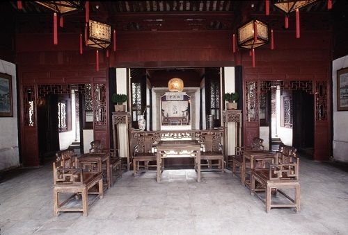 以下係一份周莊嘅遊玩介紹：   景點打卡   - 雙橋：由世德橋同永安橋組成，位於古鎮中心，形狀似匙