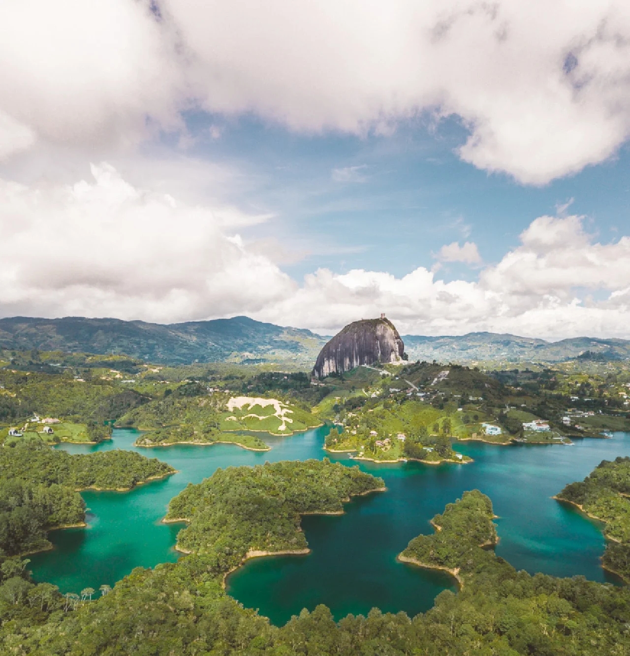 Hướng dẫn đầy đủ về Guatapé, Colombia: Một thị trấn đầy màu sắc và một cuộc phiêu lưu trên đá