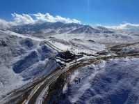 青海冬日神韻：拉脊山白雪裹雲，曠野藏清歡