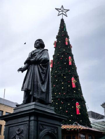 ボンの冬のストリートスナップガイド　紅葉とクリスマスライトのロマンチックな出会い