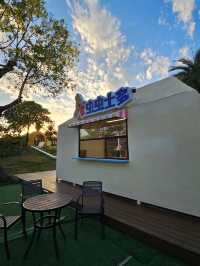 斑斕雲彩下遊樂設施玩足一日