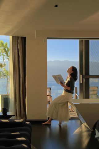 Romantic moments watching the sunset from a sea view room in Shuanglang, Dali～