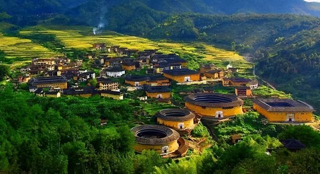 下面是一份為你量身打造的龍岩土樓兩天旅遊攻略,預算500元,助你深度體驗土樓文化,拍攝出精彩內容。 下面是一份為你量身打造的龍岩土樓兩天旅遊攻略,預算500元,助你深度體驗土樓文化,拍攝出精彩內容。