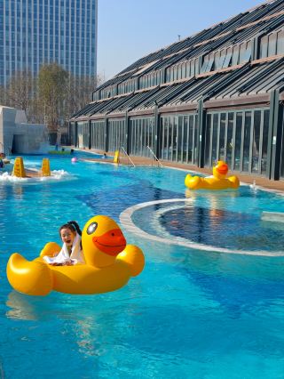 การขับรถจากปักกิ่งไปเมืองบ่อน้ำพุร้อนที่สามารถไปเที่ยวซ้ำได้หลายครั้งกับลูกๆ ใช้เวลาเพียง 1 ชั่วโมงนั้นเป็นอย่างไร?