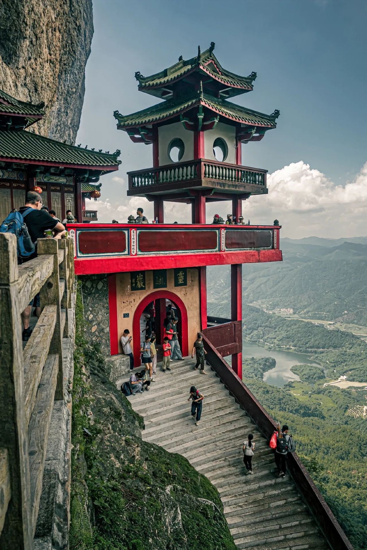 平和靈通巖懸空古寺
