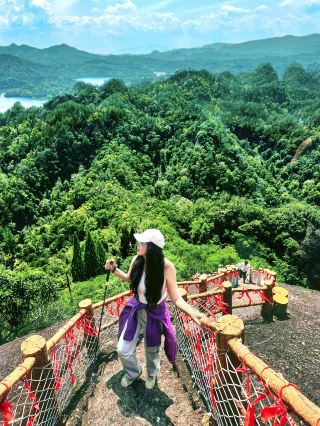 ガラス吊り橋の上の丹霞の秘境