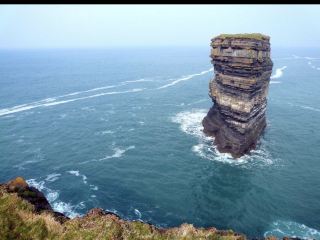 จุดชมวิวที่ห้ามพลาดใน Wild Atlantic (สถานที่ท่องเที่ยวที่ต้องไปเยี่ยมชมซึ่งมีหน้าผาสูงชันเป็นฉากหลัง)