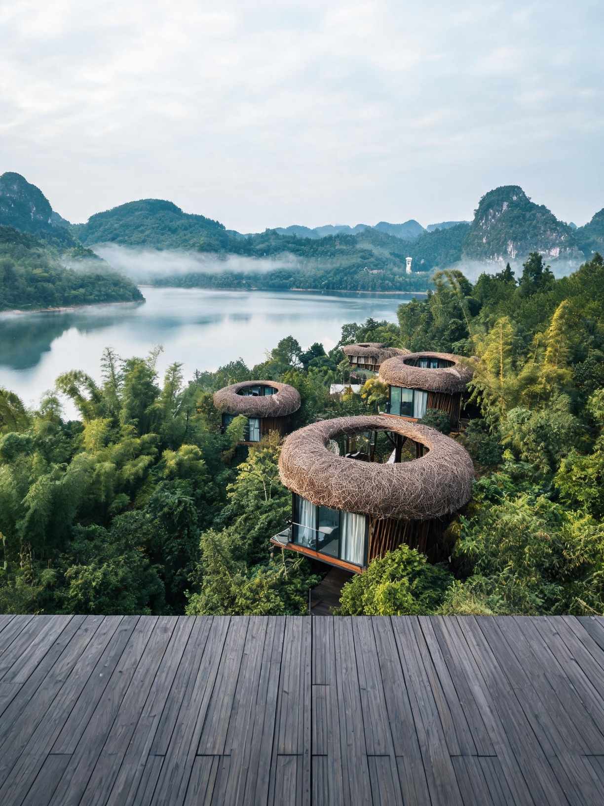 Đến Duyun và ổn định chỗ ở trong một căn nhà nhỏ có sân trong, nằm giữa những đồn điền trà, cối xay gió và biển mây trải dài ngay bên ngoài cửa sổ.