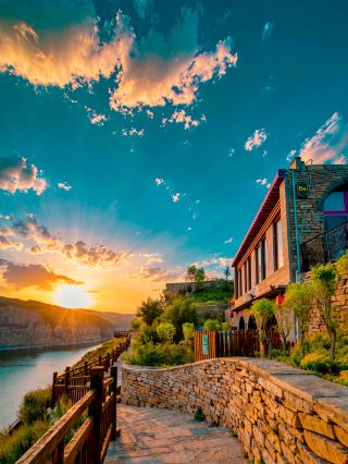 The ultimate canyon getaway: an immersive experience of cliff-dwelling life