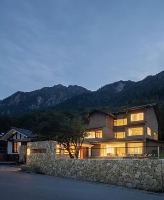 Enjoy a slow-paced life at Zhongcha Shanxia and stay at a snow-capped mountain homestay