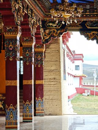 Muya Grand Temple: Snow-capped mountains and temples in one frame, perfect for photos!