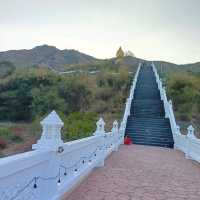 ไหว้พระ หน้าหนาว วัดเขาวงพระจันทร์ ลพบุรี