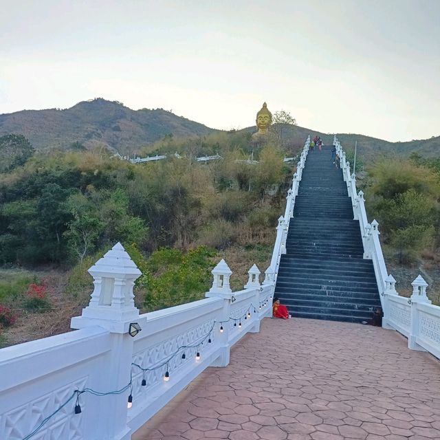 ไหว้พระ หน้าหนาว วัดเขาวงพระจันทร์ ลพบุรี