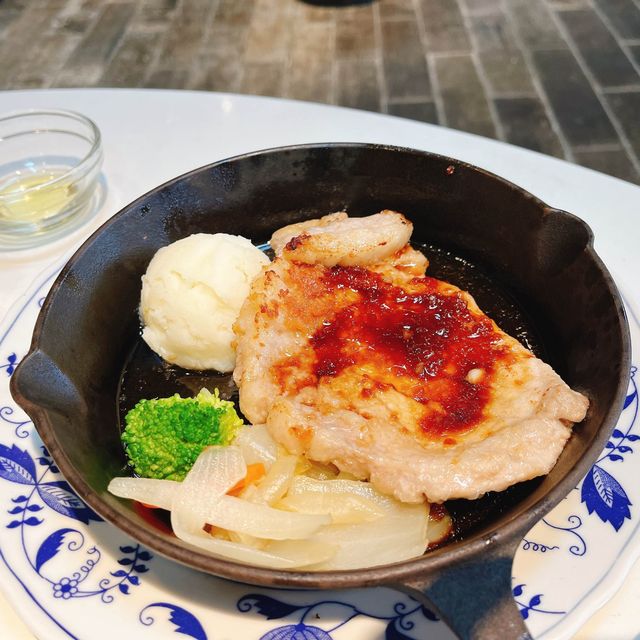 サラダバーとパン食べ放題が魅力的のレストラン✨