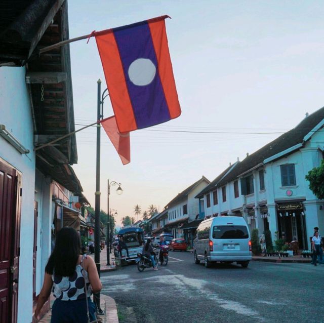 เดินเที่ยวถนนศรีสว่างวงค์ @หลวงพระบาง