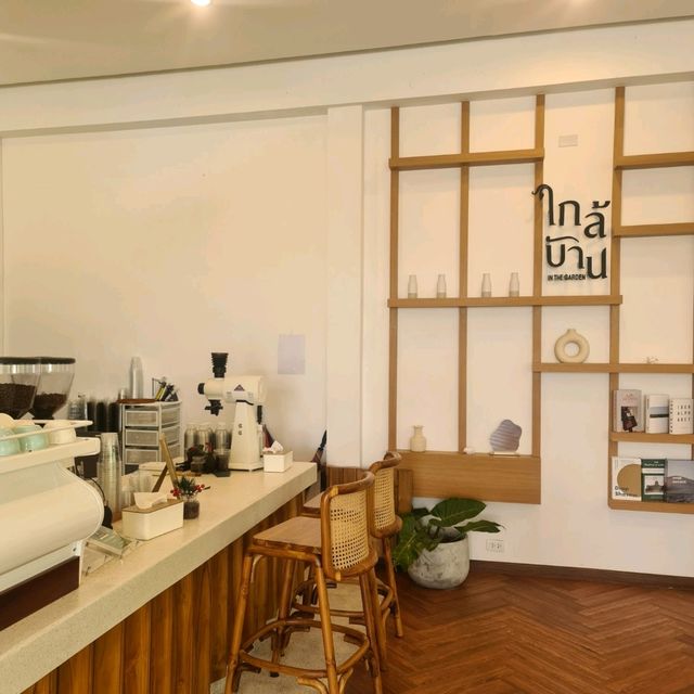ใกล้บ้าน in the garden ☕️ คาเฟ่แห่งความอบอุ่น