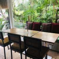 往瑪雅烏布酒店十字路口、有停車場的大型印尼餐廳Warung Mina Ubud