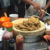 基隆廟口夜市的沈記螃蟹羹，享受海鮮的鮮甜和油飯的香氣