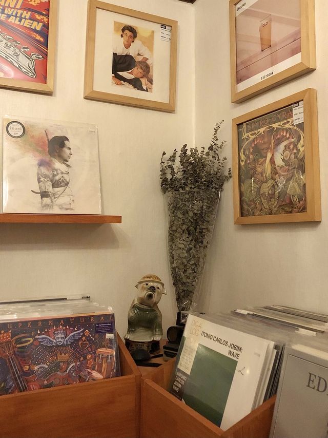 바이닐 구경하며 좋은 힙한 LP 바 ‘서울 바이닐’ 🎶