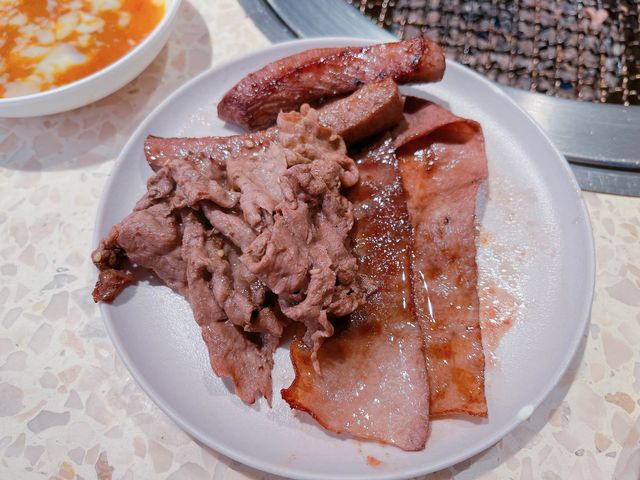 大量和牛、海鮮、小食及甜品任點任食，食物種類夠晒多元化，性價比極高，值得一試~