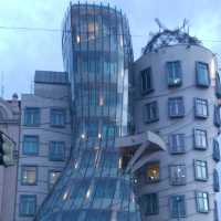 捷克布拉格現代建築景點【跳舞的房子】