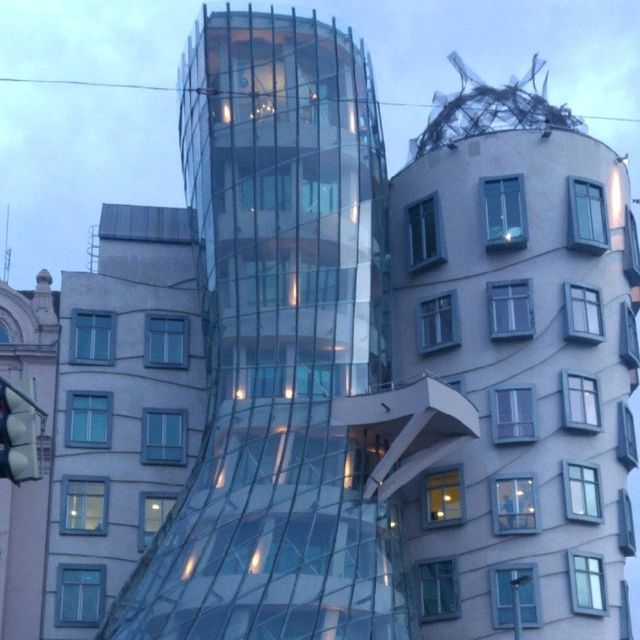 捷克布拉格現代建築景點【跳舞的房子】